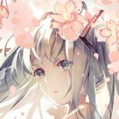 女子穿着带有巨大吊牌旗袍街头拍照